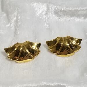 Monet fan earrings stud back gold tone 1 1/2" wide 1.1446